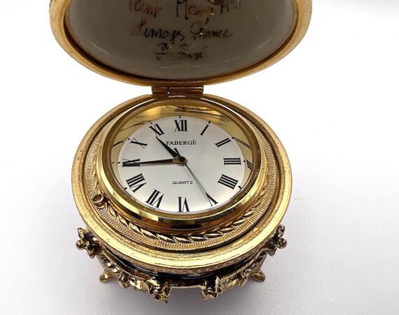 Uovo Fabergé in smalto con orologio e supporto - Gioielleria De Vitis Sabaudia - dettaglio aperto